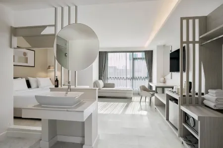 Livable Hotel Bangkok Отели рядом с достопримечательностью «Insi Chantharasathit Stadium»