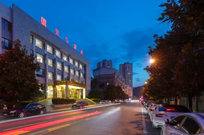 Guofang Hotel Отели рядом с достопримечательностью «Станция Фунг-Цуй, округ Сайчэн»