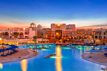 Pickalbatros the Palace Port Ghalib Отели рядом с достопримечательностью «Bridge of Royal Tulip Beach Resort»