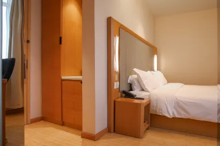 Meihao EZZI Hotel (Tianjin Youyi Road Wudadao) Отели рядом с достопримечательностью «Tianjin Art Museum»