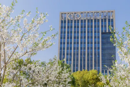 Gloria Grand Hotel Отели рядом с достопримечательностью «Jiangnan University (Youth Teachers Association Foreign Languages College Branch)»