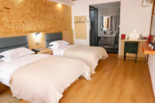 Lakeside Bliss Courtyard