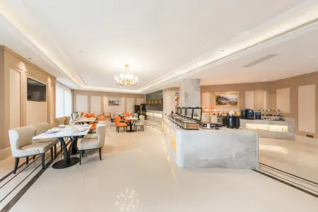 Vienna Hotel Dehong Longchuan Отели рядом с достопримечательностью «Longchuan Gymnasium»