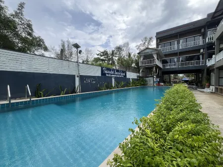 Tharadol Beach Resort