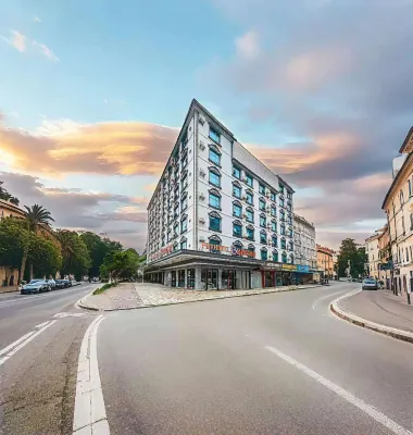 PinShangYi Hotel（QinZhou BeiBu Bay store） Hotels in Qinzhou University