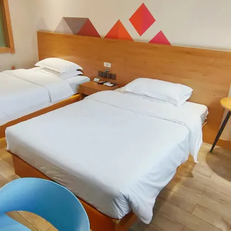 Qinyue Hotel (Zigong Lantern Park FanHua 1939 Shopping Plaza)