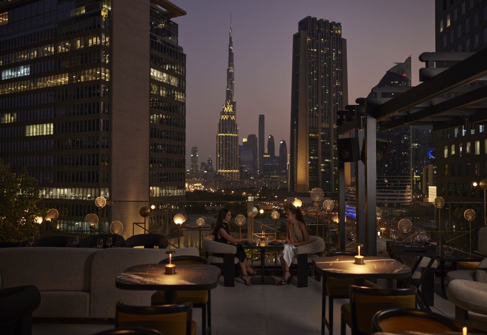 스위소텔 알 무루즈 두바이의 우아한 로비 모습