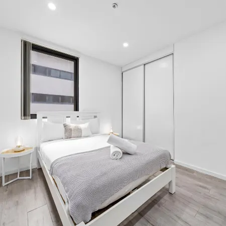 Burwood 1Br apt nearTrain/Shopping street parking