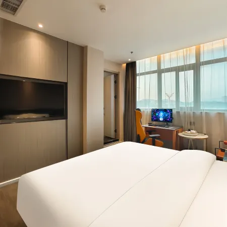 Yaxin E-Sports Hotel (Huilai)
