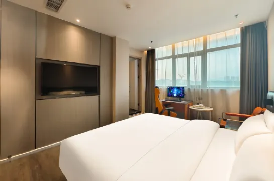 Yaxin E-Sports Hotel (Huilai)