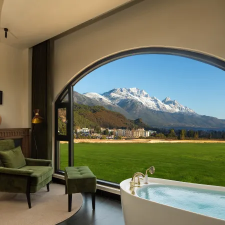 Linqi Guyin Lijiang | Golden Snow Mountain Sunshine · Sky Garden Homestay