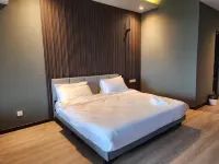 Bayu Marina -- Bathtub, 5 mins to Mid Valley #2pax by Cowidea - balcony
