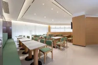 Urba S Hotel (Wanbao Plaza, Longyan Railway Station)