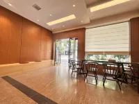Janelee Hotel &Apartment Inn - parking