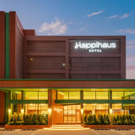 Happihaus Hotel Bangkok Отели рядом с достопримечательностью «Станция экспресс-поезда Ramkhamhaeng»