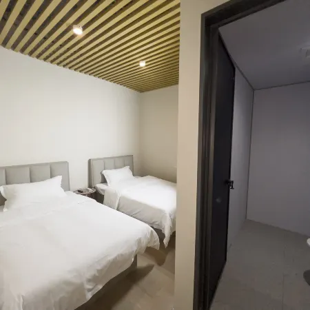 Liju Hotel (Shenyang Tiexi Baogong Street Subway Station)