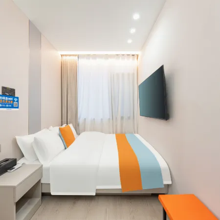 Tongxin Homestay (Kunming Railway Station Shuangqiao Night Market Style Street)