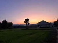 清邁三也 Plus 度假村｜稻田山景獨棟 團建旅拍露營 - 游泳池