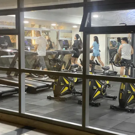 Luxury Condo near NAIA Airport & MOA with free Pool & Gym