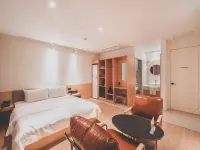 Hotel Insomnia Hotels near DEBEC Plaza