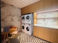 SFEEL Designer Hotel (Huizhou West Lake Shuidong Street Branch) - 주차장