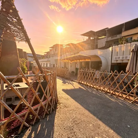 Mountain Courtyard-Style Hotel