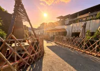 Mountain Courtyard-Style Hotel - pet friendly