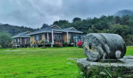Luoshan Jilong Village Taoyuan Residence Отели рядом с достопримечательностью «Dongzhai Crested Ibis Home Bird Photography Base»
