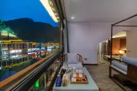 Xueqingji Yunlu River View Homestay Hotel di 