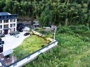 Yuepu Courtyard Green Forest Wild Luxury Family Holiday Homestay (Anji Yunshang Grassland Branch)