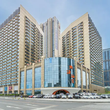 Sea Dream Seaview Hotel (Zhongshan Square Venice Water City) Отели рядом с достопримечательностью «Далянь Харбор»