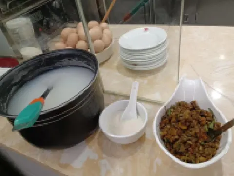 Xingyi Jinlandao Hotel (Jushan Square Dream City)