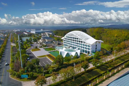 Huangshan Wuji Snow Mineral Water Holiday Hotel Отели рядом с достопримечательностью «Fenglehu Scenic Area»