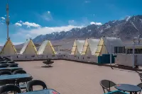 Snow Hotel فنادق في طاشقورغان