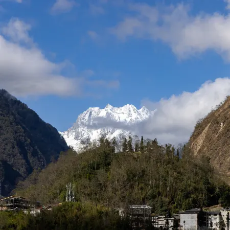 Hailuogou Luanxi Hidden Mountain Snow Mountain Scenic Hot Spring Resort Hote