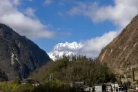 Hailuogou Luanxi Hidden Mountain Snow Mountain Scenic Hot Spring Resort Hote - Romantic