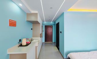 Yining has a room