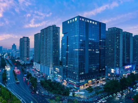 Moshangqingshe Hotel(Zhengzhou Erqi Wanda Plaza and Hanghai Road) Отели рядом с достопримечательностью «University for Science & Technology Zhengzhou»