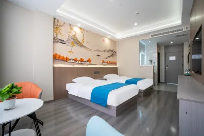 Colorful Danxia Mountain small building hotel