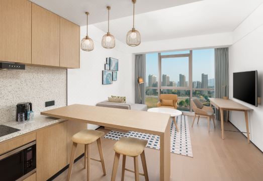 [엘리먼트 칭다오 호텔의 넓고 쾌적한 객실]