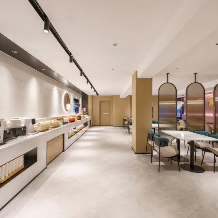 Ni Hao Hotel (Dalian Zhongshan Guangchang Subway Station) Отели рядом с достопримечательностью «Парк Труда»