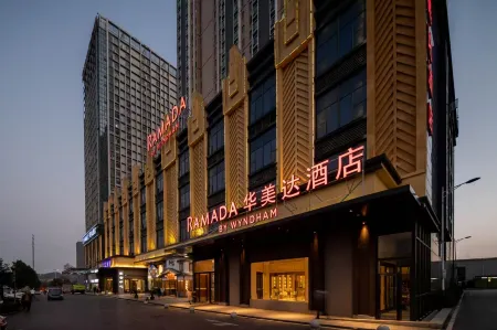 Ramada by Wyndham Wuhan Caidian Отели рядом с достопримечательностью «Wuhan Business College»