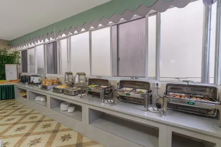 Yayue Hotel (Yingjiang Yinghu Park) Отели в г. Инцзян