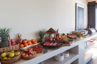 The luxury resort hotel - 조식 운영