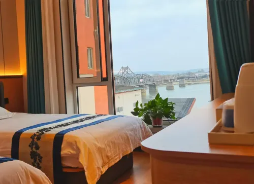 Guomen Zhenxuan Hotel (Yalu River Broken Bridge Railway Station Branch)