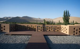 Dunhuang Yinshanji Homestay (Mingsha Mountain and Crescent Moon Spring Scenic Area)
