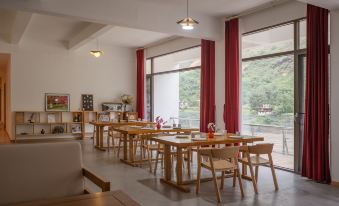 Kanshanshishan Riverside Garden Hotel (Danba Jiaju Cangzhai Branch)