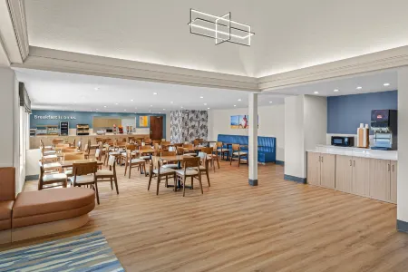 Days Inn by Wyndham Regina Отели рядом с достопримечательностью «Университет Реджайна»