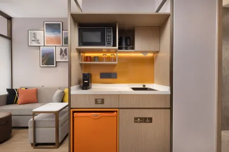 SUITES BY HILTON Отели рядом с достопримечательностью «Zhongzhou Old Street»