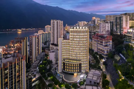 Qian Tu Hotel(Chongqing Wushan County Municipal Plaza) Отели рядом с достопримечательностью «Daning River Ancient Plank Road Relic Site»